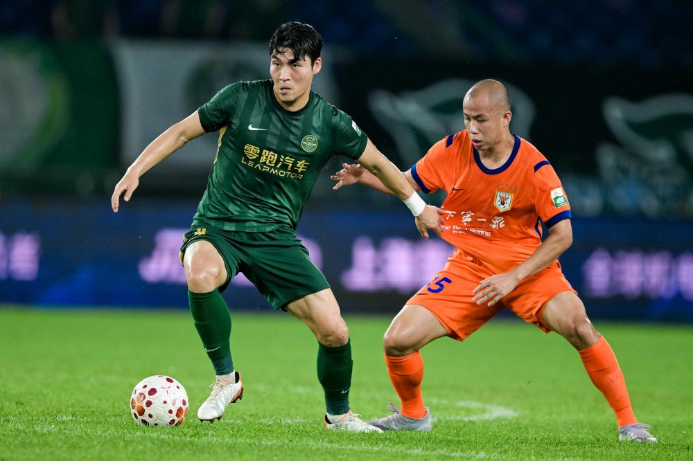 詹姆斯父子打高尔夫遭遇惊险瞬间 水中突然现鳄鱼 老詹勇敢捡球再现硬汉本色